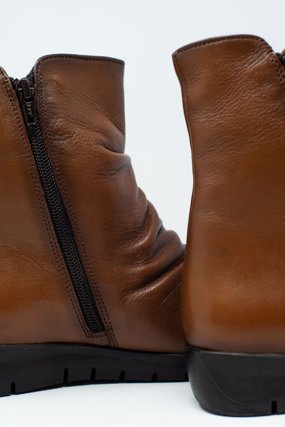 Low Brown Boots With Zipper and Round Nose